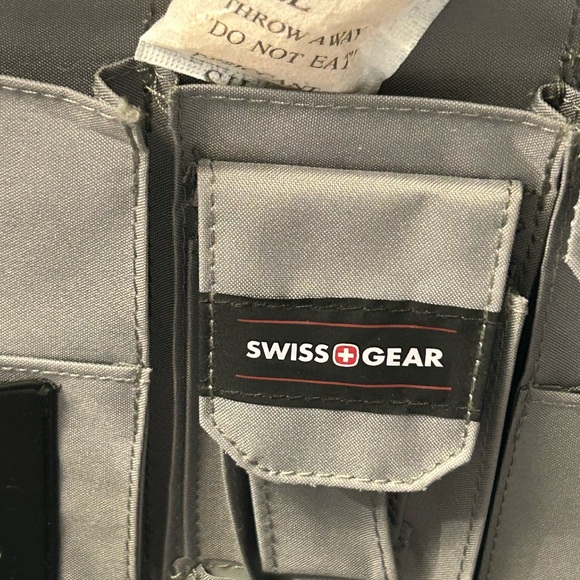 Swiss Gear Granada Business Gear Wheeled Suitcase Laptop Bag Carry On 17” Travel - Picture 13 of 16